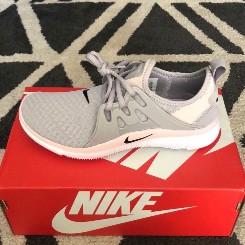 Women’s Size 7 Acalme Sneakers